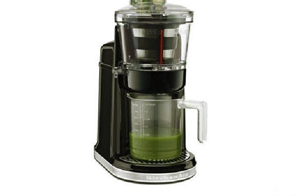 jugo a través de un exprimidor