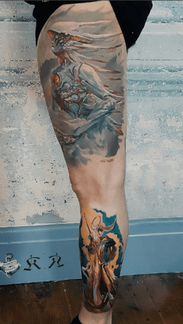 Tattoo von Kobay Kronik.Inspiriert von der Natur, formalen Kunstwerken, Menschen und dem Rest der Welt, hat Kobay heute seine realistischen Arbeiten zu neuen Höhen geführt. Oft fügt er Konzepte aus seiner eigenen Vorstellung in das Tattoo ein.