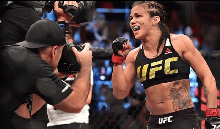 Foto přes instagramGadelha se střetla s Joannou Jędrzejczyk 13. prosince 2014 v UFC na Foxu 13. Prohrála boj rozdělením. Poté, co roh signalizoval konec třetího a posledního kola, Gadelha udeřil Jędrzejczykem poté, co rozhodčí oddělil oba bojovníky. Gadelha okamžitě omluvně přistoupila k Jędrzejczykovi a tvrdila, že zvonek neslyšela, přestože jej rozhodčí oddělil.