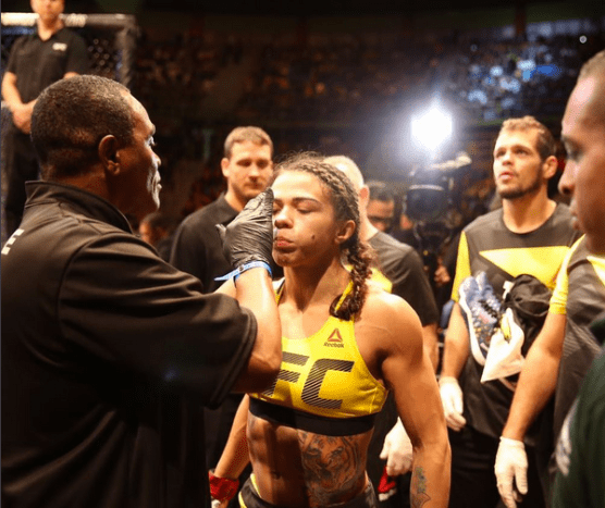 Foto prostřednictvím instagramu Gadelha čelila Karolině Kowalkiewicz v co-main eventu na UFC 212 3. června 2017. V prvním kole vyhrála zápas zadáním zadního sytiče. Vítězství také vyneslo Gadelha její první bonusové ocenění Výkon noci.