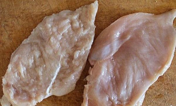 batir ligeramente el filete de pollo