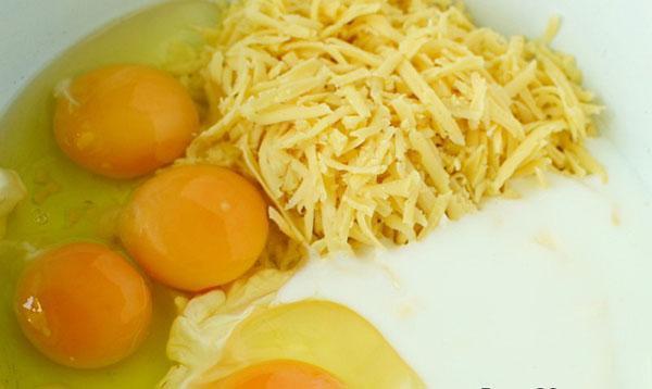 mezclar huevos con leche y queso