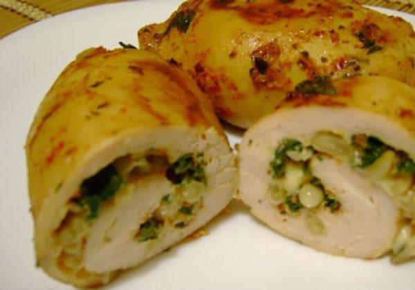 rollo de pollo en una olla de cocción lenta