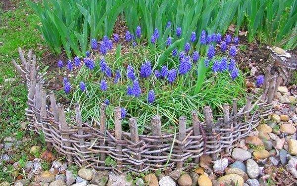 cama de flores de mimbre