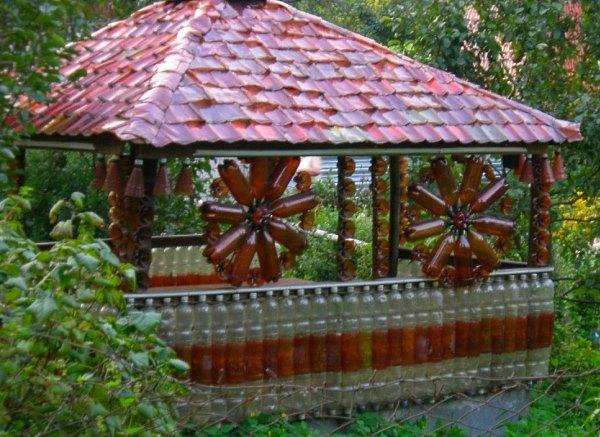 gazebo fait de bouteilles