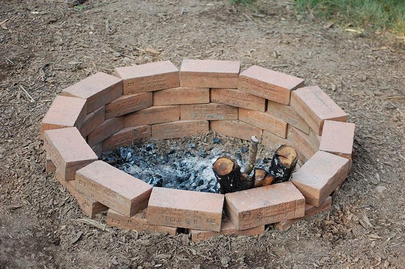 chimenea en una casa de campo de ladrillo