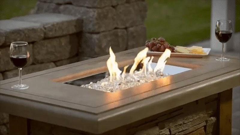 feu de camp avec table en pierre