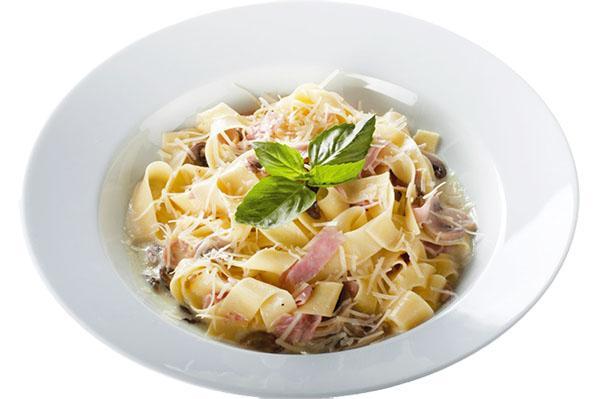 sirviendo pasta a la mesa