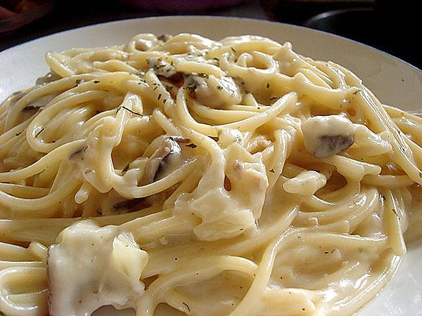 pâtes aux champignons dans une sauce crémeuse