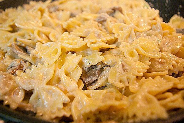 pasta con champiñones y pollo