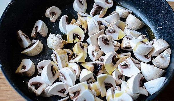 freír champiñones en aceite de oliva