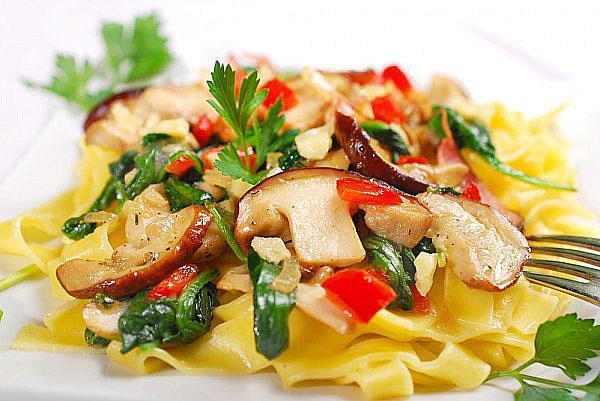 pasta con champiñones y espinacas