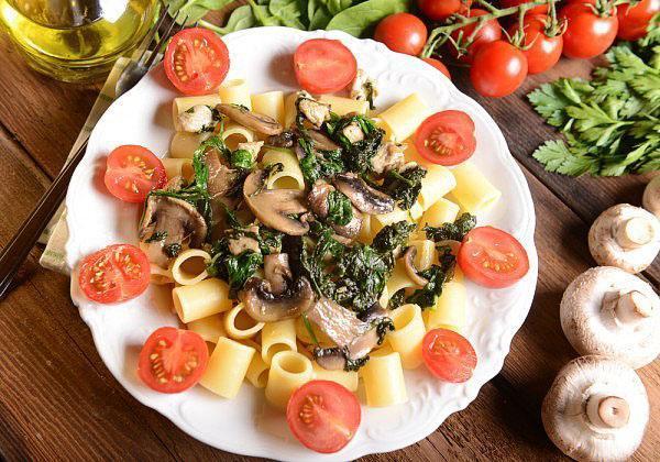 decorar el plato y servir