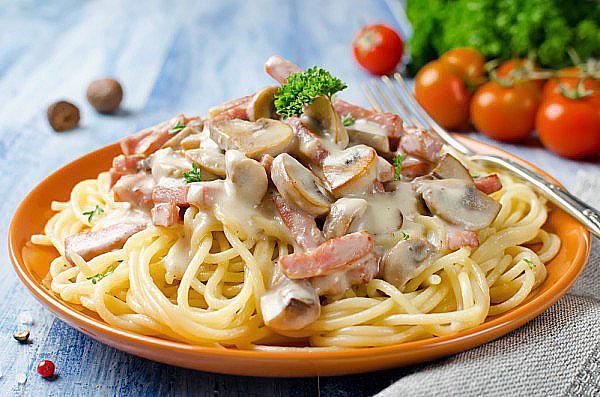 pasta con champiñones y tocino