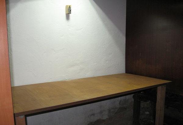 table pliante dans une petite pièce