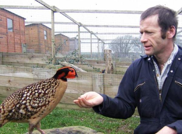 Éleveur de faisan avec ses animaux de compagnie