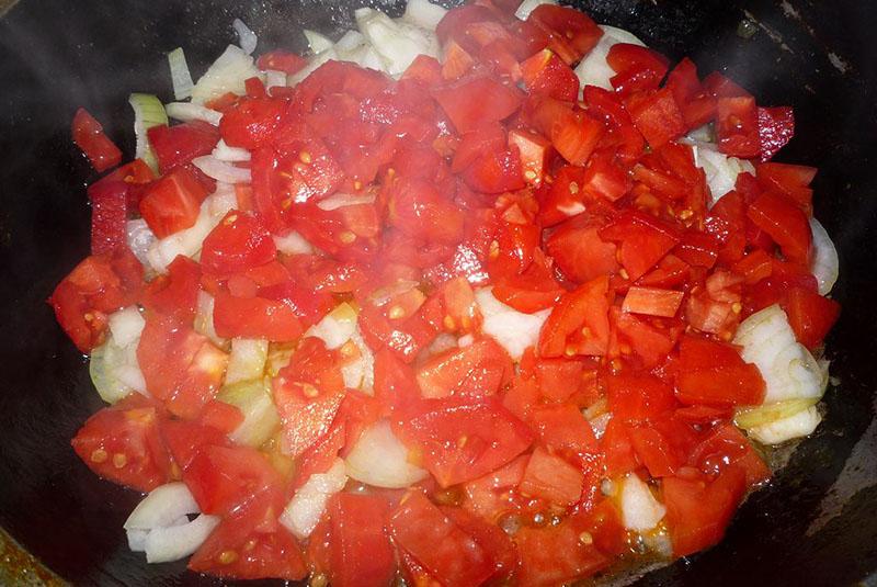 cebollas salteadas con tomates