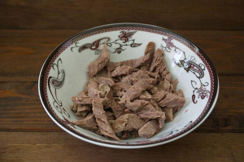 poner la carne hervida en un plato