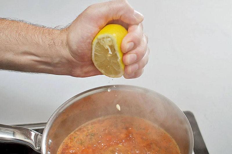 agregue jugo de limón a la sopa