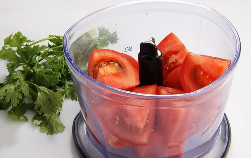 picar tomates con hierbas