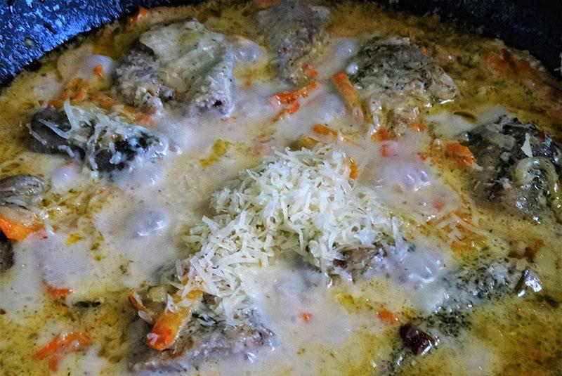 cocine a fuego lento el pescado y las verduras hasta que estén tiernos