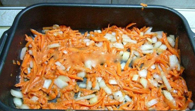 poner verduras en una bandeja para hornear