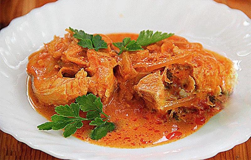 receta tradicional de abadejo guisado con cebollas y zanahorias