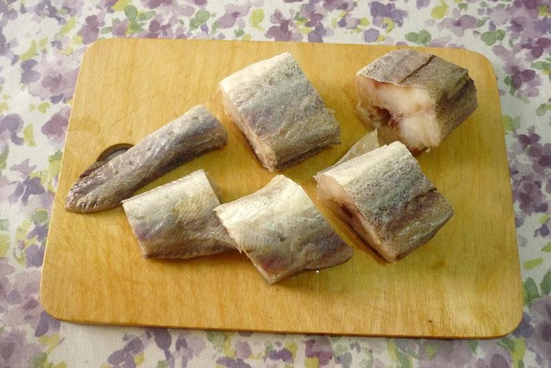 cortar el pescado en trozos pequeños