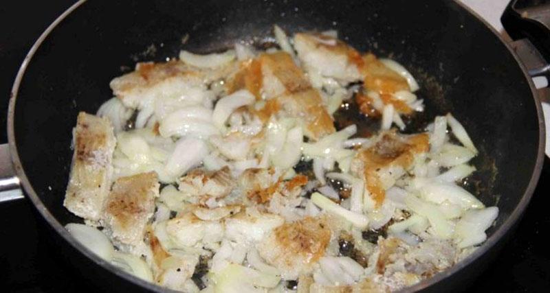 agregue cebollas al pescado