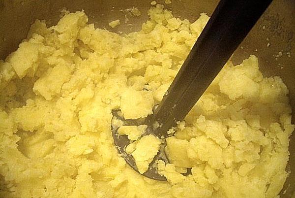 faire bouillir et hacher les pommes de terre