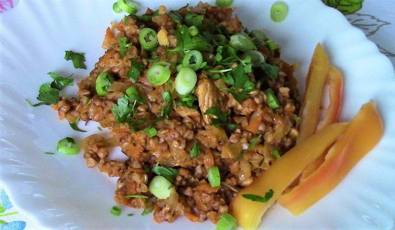 abundante trigo sarraceno con repollo y carne