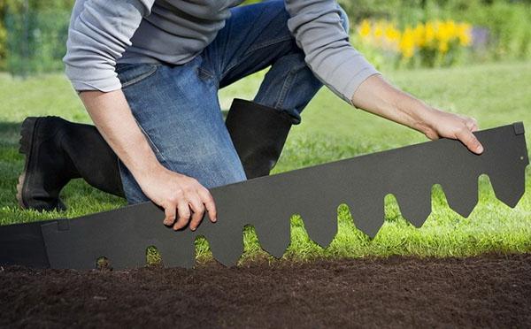 nous protégeons la pelouse du parterre de fleurs