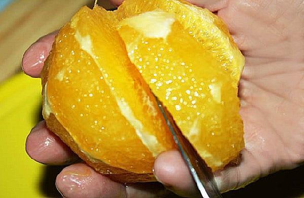 pelar y cortar una naranja