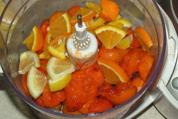 picar la fruta con una licuadora