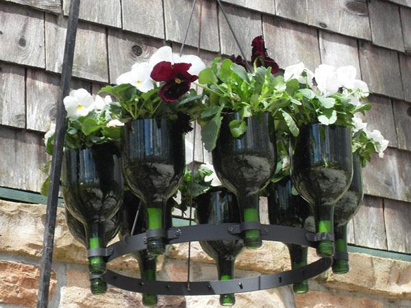 parterres de fleurs suspendus dans le jardin