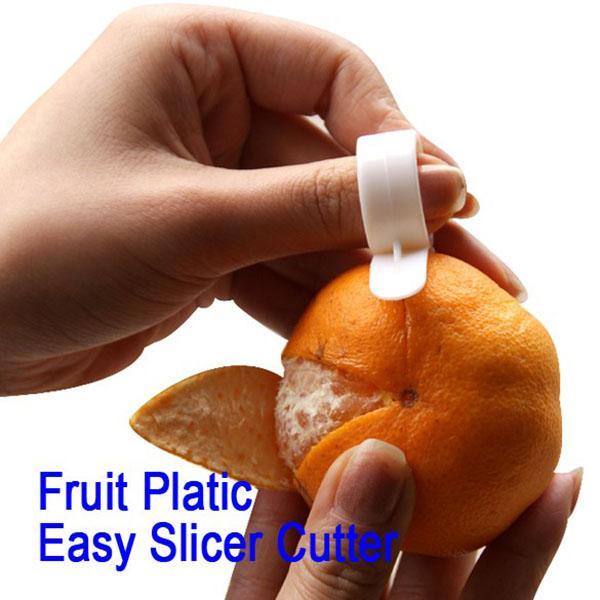 éplucher la mandarine avec un couteau à agrumes