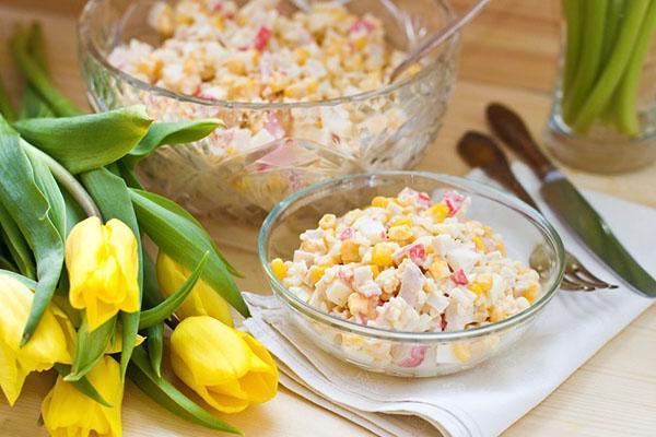 ensalada con palitos de cangrejo y maíz