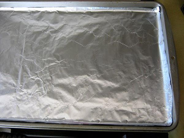 cubrir una bandeja para hornear con papel de aluminio
