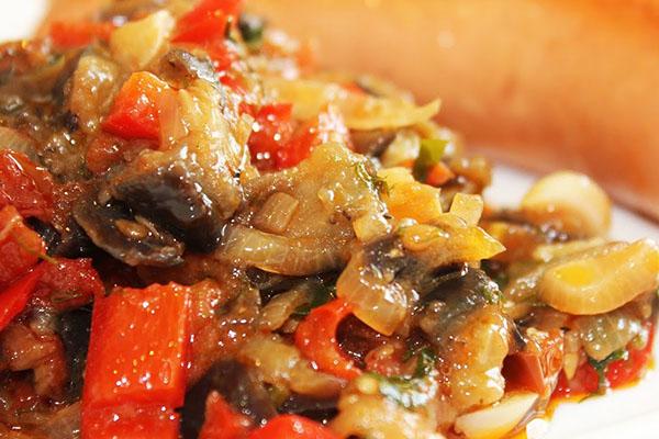 Aperitivo de verduras con berenjena y manzanas.