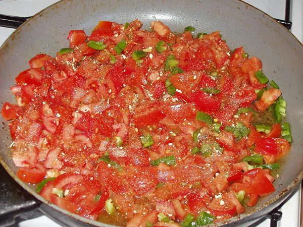 agregue los tomates y cocine a fuego lento más