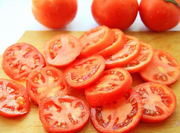 couper les tomates en tranches