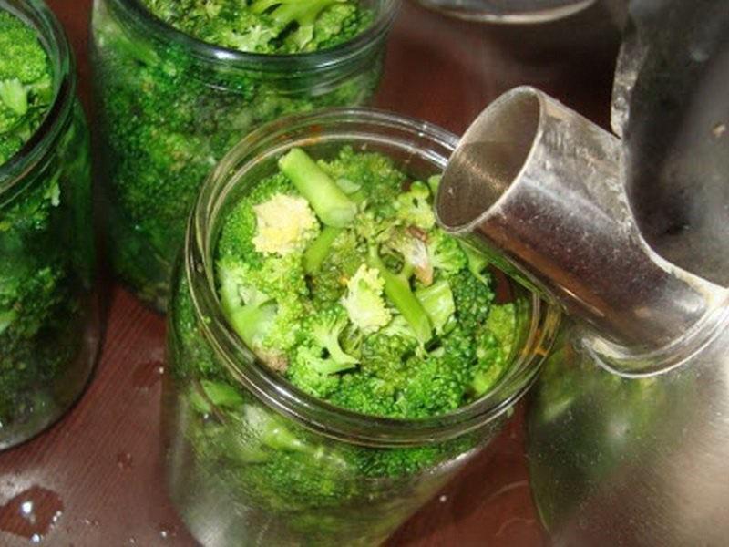 verser la marinade sur le brocoli