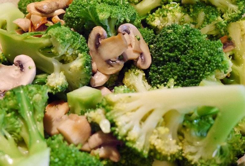 préparations de brocoli pour l'hiver aux champignons