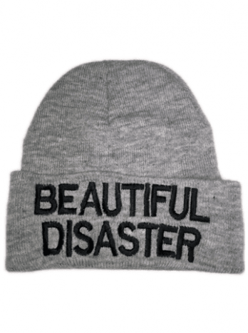 K dispozici na INKEDSHOP.COM: Fitted Beanie od Beautiful Disaster