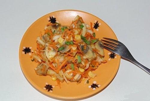 ensalada con champiñones en escabeche y zanahorias coreanas
