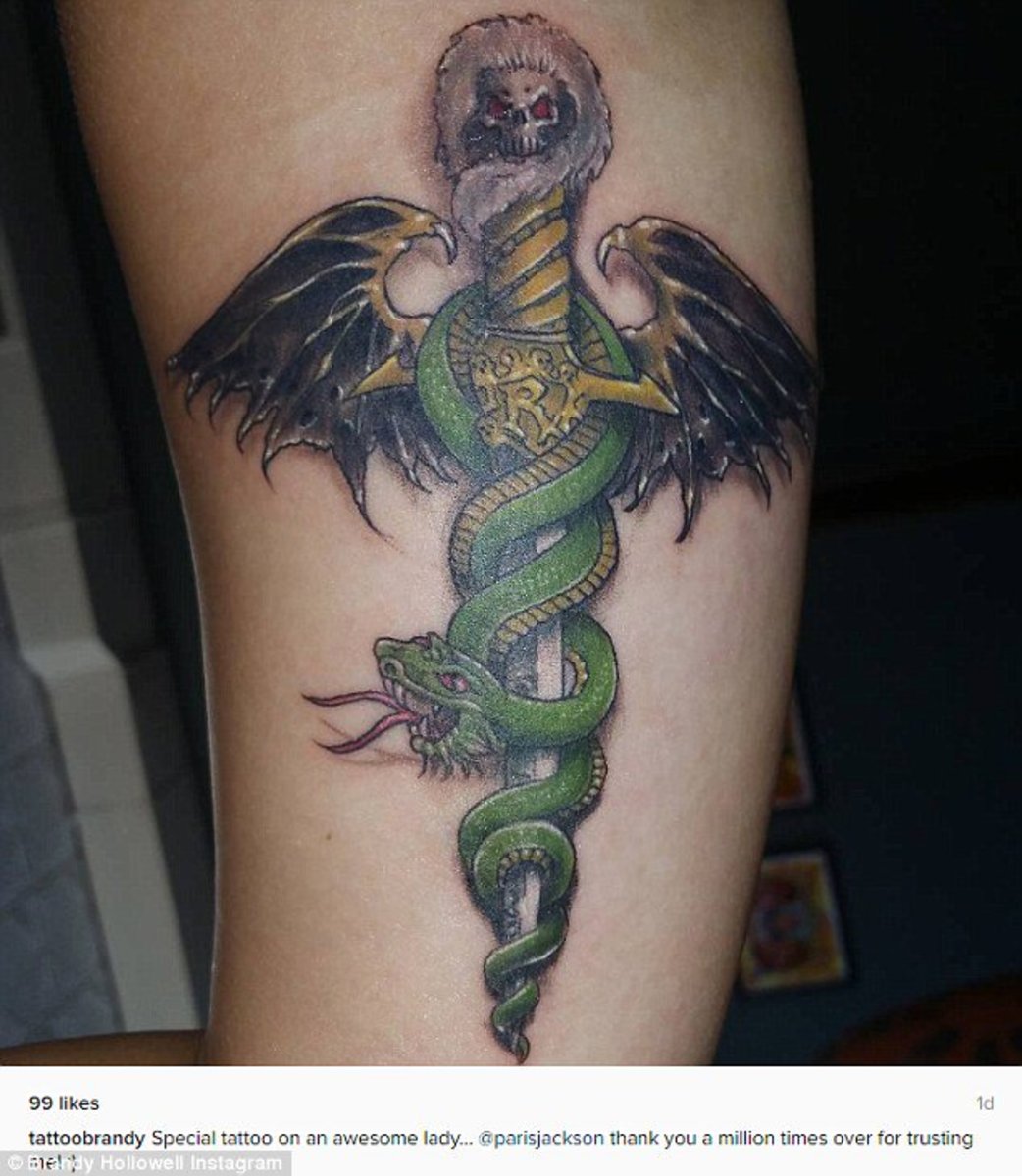 paříž jackson meč a tetování hada 1