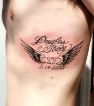 Obwohl seit den Dreharbeiten fast ein Monat vergangen ist, gehen wir bereits davon aus, dass weitere Schüler ihren Klassenkameraden folgen werden' Spuren mit Gedenk-Tattoos.