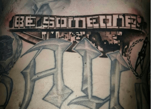 Foto: Paul Wall/InstagramDas schwarz-graue Schrifttattoo des Graffiti-Wandbildes „Be Someone“ wurde von der Houstoner Tattoo-Künstlerin Gee Six auf Paul Wall eingefärbt. Die Botschaft hinter dem Graffiti „Be Someone“, das an der Seite einer Eisenbahnbrücke entlang der Autobahn I-45 in Houston angebracht ist, dient als Inspiration für viele der sechs Millionen Einwohner der Stadt, die täglich daran vorbeifahren oder gehen, darunter Paul Wall .