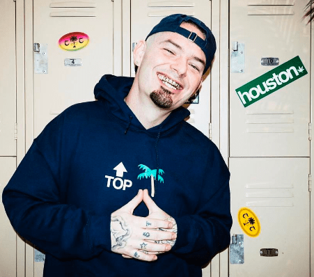 Foto: Paul Wall/Instagram Rapper, narozený Paul Michael Slayton, zveřejnil na Instagramu fotografii svého čerstvého tetování na hrudi s následujícím titulkem: „Děkuji mému bratrovi @g6_tattoos, že jsem se nechal vytetovat na mé narozeniny a pracoval na dokončení mé hrudi. Musel si na mě vytetovat #besomeone @besomeone. Inspiruji se pokaždé, když jedu po centru a vidím, jak to stříká na most. Děkuji @besomeone za inspiraci pro mě a mnoho dalších. “