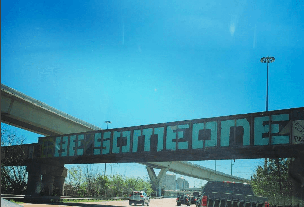 Foto: Nikki/InstagramDie Straßenkunst „Be Someone“ ist wohl eines der bekanntesten Wahrzeichen der Stadt. Der Straßenkünstler, der die Brücke mit dem inspirierenden Satz markierte, sprach im vergangenen Mai unter der Bedingung der Anonymität mit ABC 13, da der Künstler möglicherweise wegen Vandalismus wegen des Besprühens der Wand angeklagt werden würde.